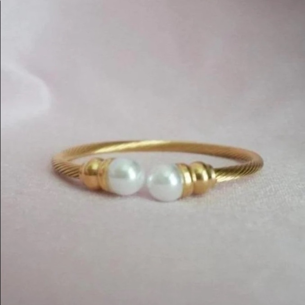 Gold pearls cuff bracelet